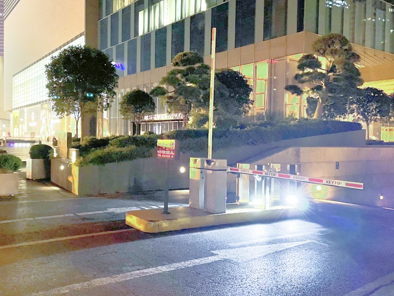 江蘇南京德基廣場停車場收費(fèi)管理系統(tǒng)及設(shè)備案例